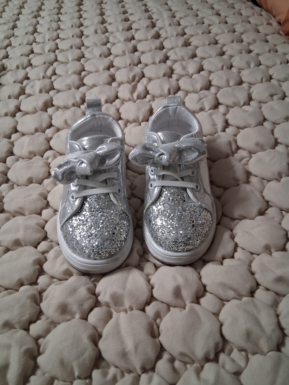 Kids Silver Glitter Bow Sneakers - Sparkling Comfort